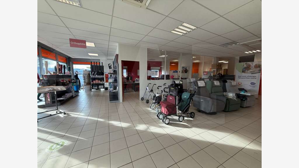 Cellule commerciale 360m² à louer zc Montgermont