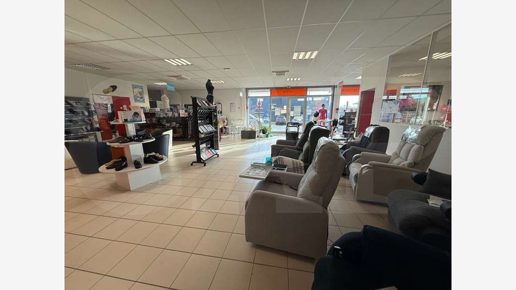 Cellule commerciale 360m² à louer zc Montgermont