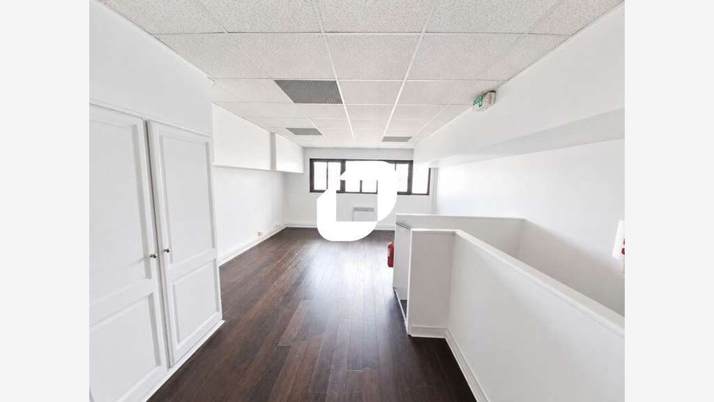  vous propose à la location un local comme