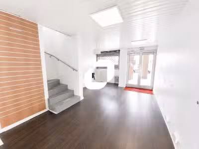  vous propose à la location un local comme