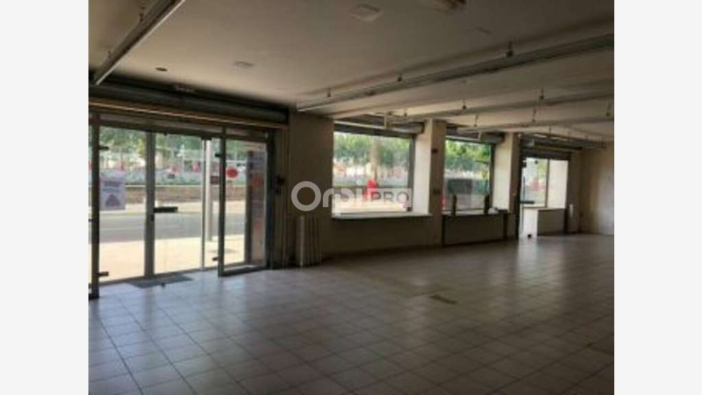 Magasin 300m² à louer bel empl à Montluçon