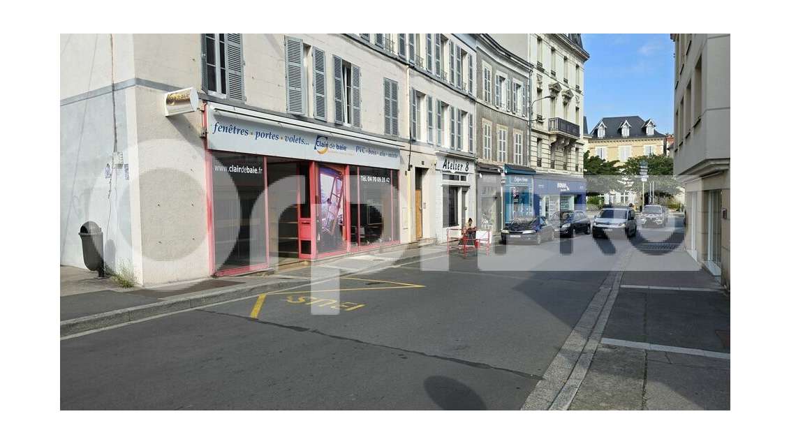 Local 172m² à louer dans rue passante à Montluçon 