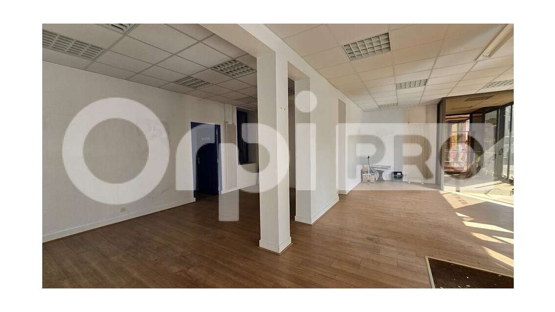 Local 172m² à louer dans rue passante à Montluçon 