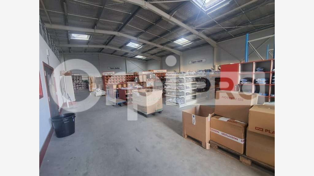 A louer local indus bureaux de 806m² à Montluçon