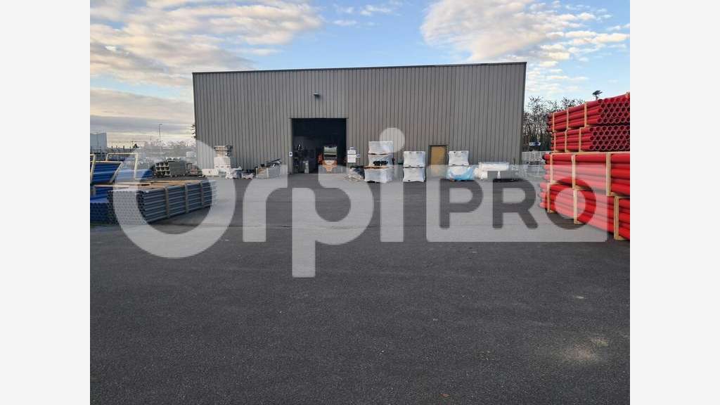 A louer local indus bureaux de 806m² à Montluçon