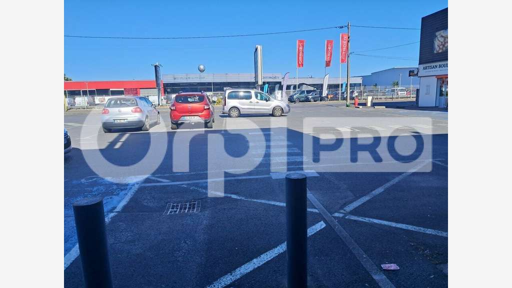 Local commercial de 870m² à louer en zic Montluçon