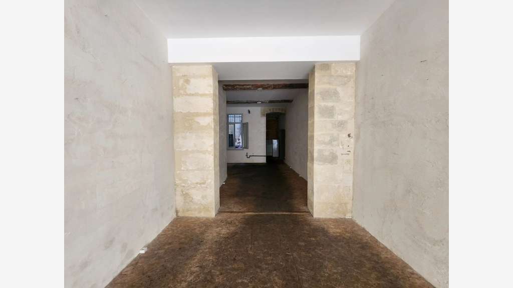 A louer local 134m² Écusson Boulevard Jeu de Paume