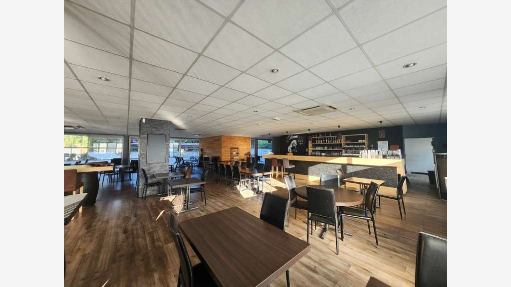 RESTAURANT CLEFS EN MAIN 420 M² + 100M²DE TERRASSE