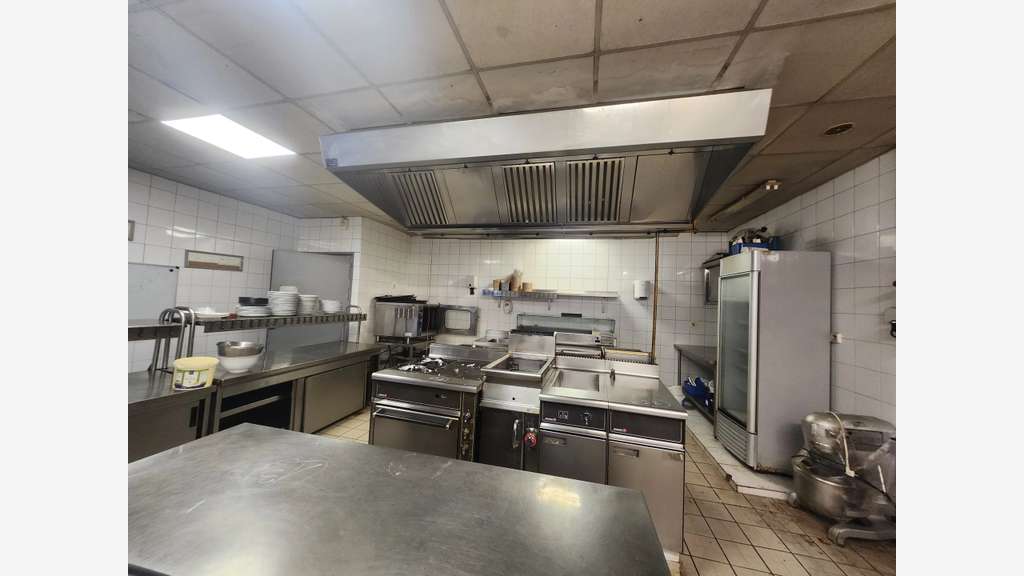 RESTAURANT CLEFS EN MAIN 420 M² + 100M²DE TERRASSE