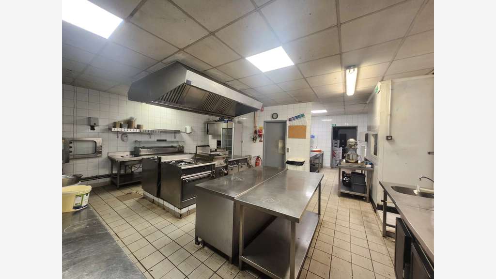 RESTAURANT CLEFS EN MAIN 420 M² + 100M²DE TERRASSE