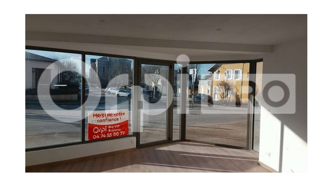 Local à louer rénové belle visibilité à Montrevel