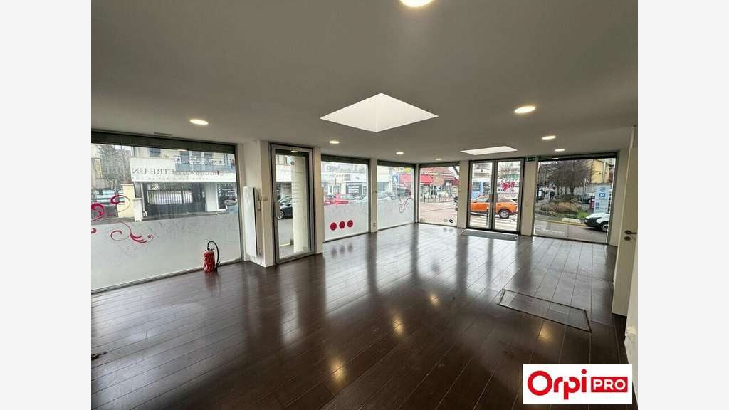 Local commercial 105m² à louer à Morangis