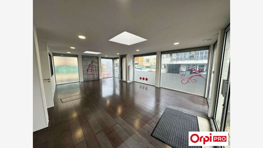 Local commercial 105m² à louer à Morangis
