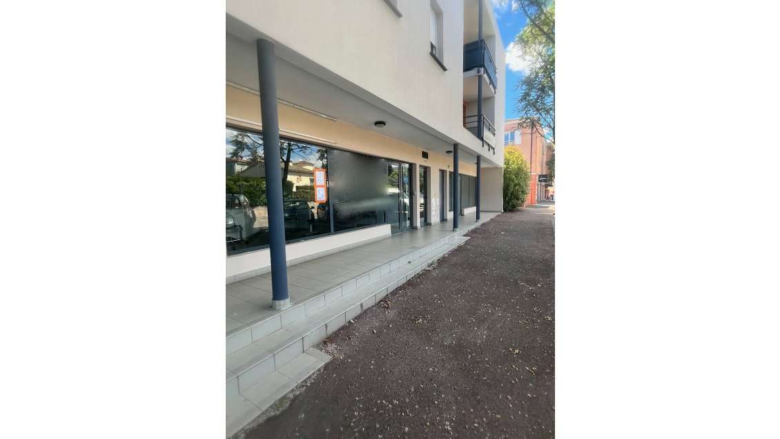 Local commercial de 194 m² en position