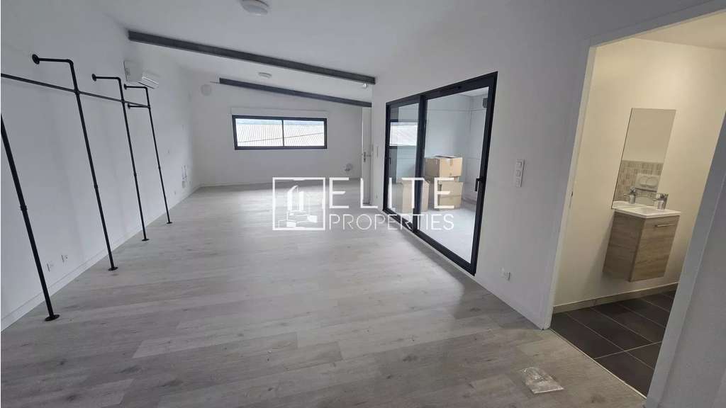 Loue local commercial de 83m² + parkings à Mougins