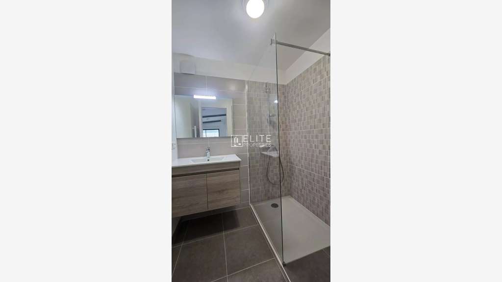 Loue local commercial de 83m² + parkings à Mougins