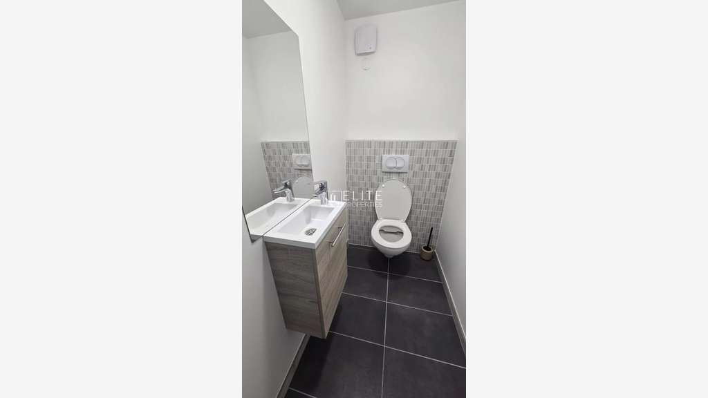 Loue local commercial de 83m² + parkings à Mougins