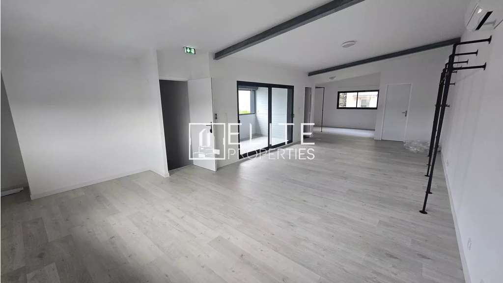 Loue local commercial de 83m² + parkings à Mougins