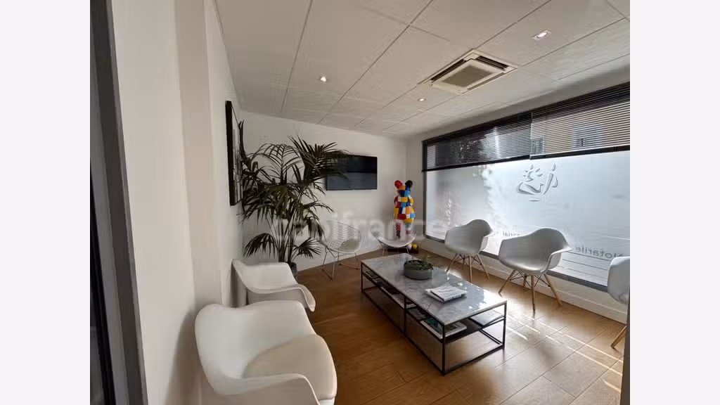 A louer local commercial de 114m² à Mougins centre
