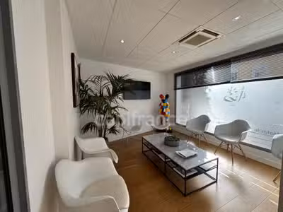 A louer local commercial de 114m² à Mougins centre
