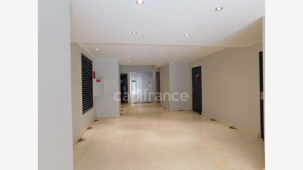 Local commercial 2 000m² à louer à Nancy centre