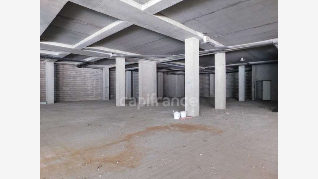 Local commercial 2 000m² à louer à Nancy centre