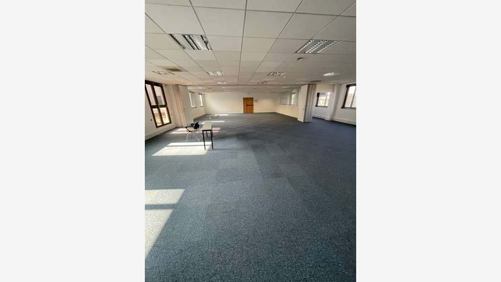 Loue activité bureau/showroom 1819m² à Nanterre