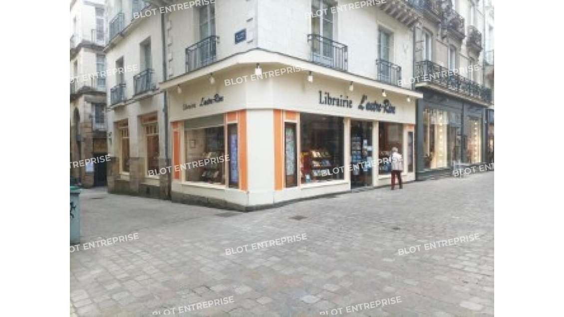 A saisir bel emplacement d'angle rue de la Marne