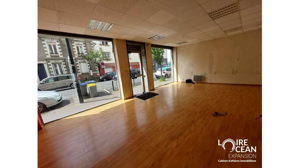 A louer local commercial axe passant de Nantes Est