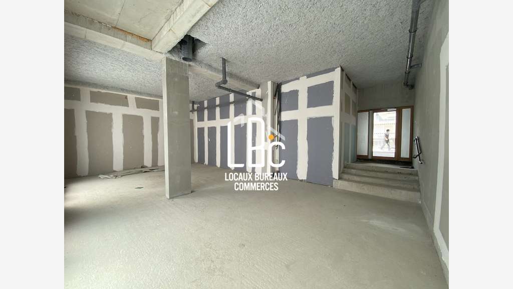 Local commercial neuf 120m² à louer à Nantes Est