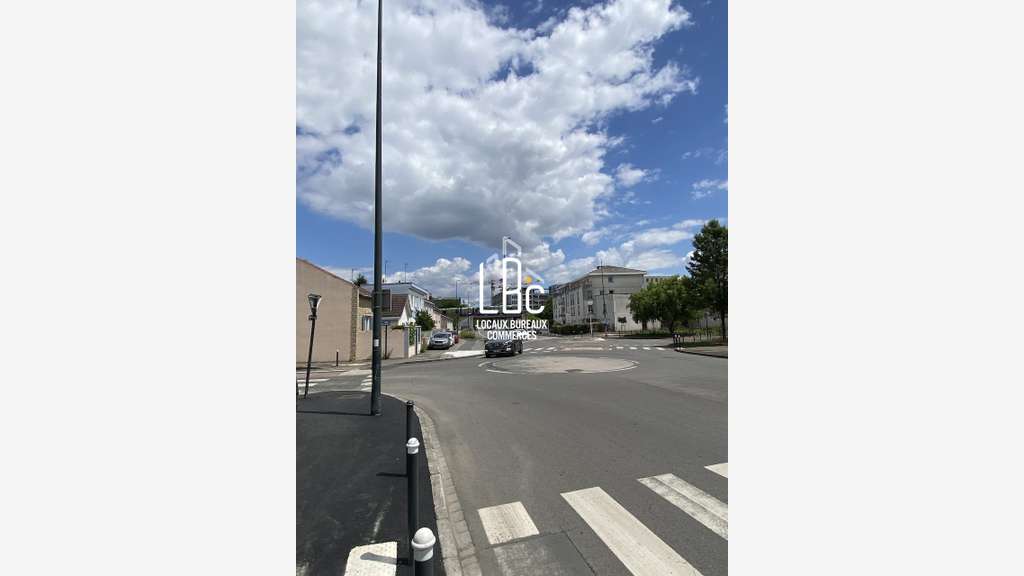 Local commercial neuf 120m² à louer à Nantes Est