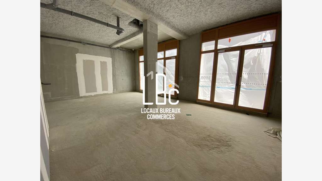 Local commercial neuf 120m² à louer à Nantes Est