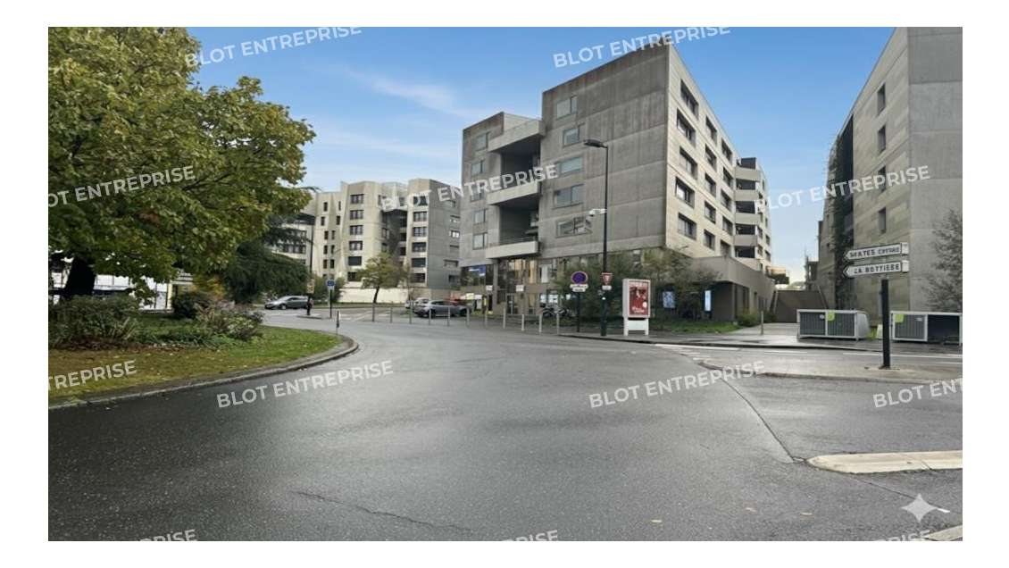 A louer locaux commerciaux 300m² Nantes Eraudière