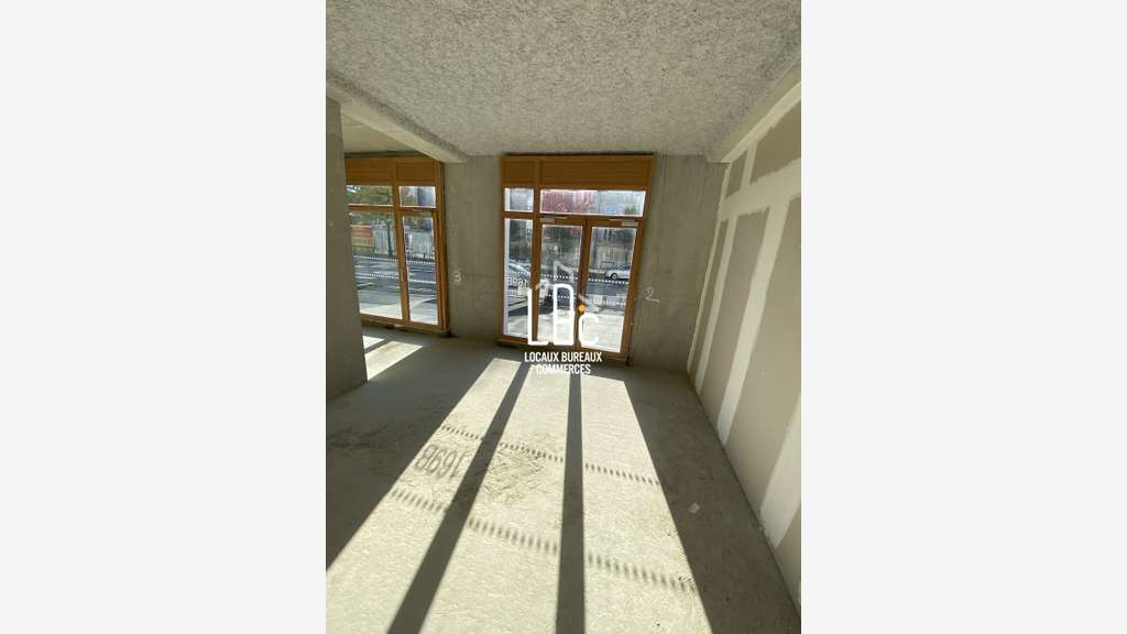 À louer local commercial neuf 67m² à Nantes Est 
