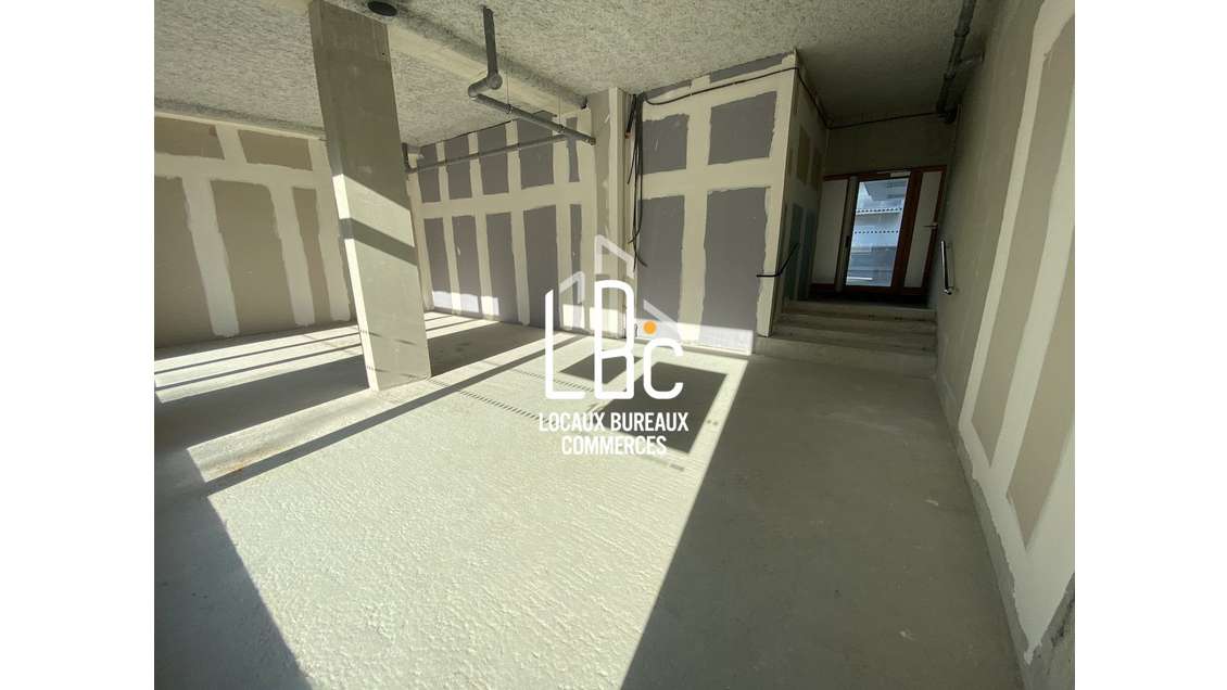 À louer local commercial neuf 67m² à Nantes Est 