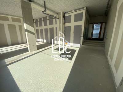 À louer local commercial neuf 67m² à Nantes Est