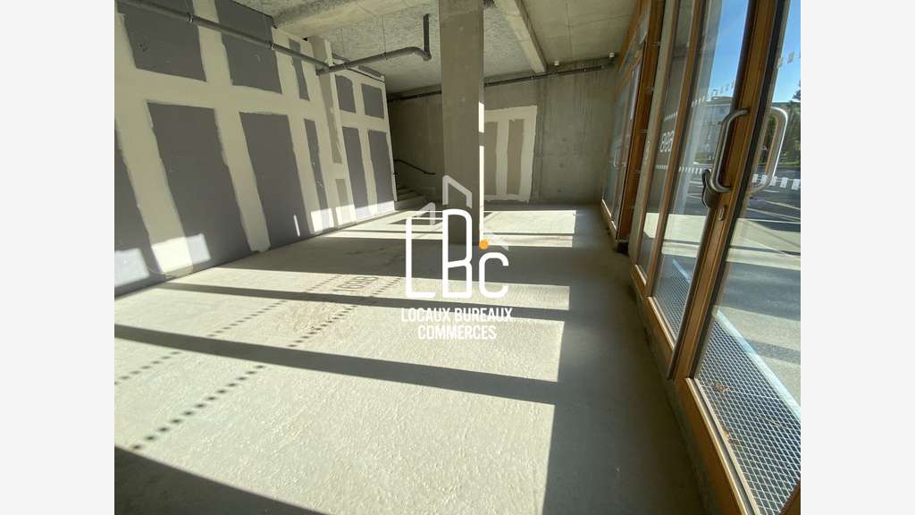 À louer local commercial neuf 67m² à Nantes Est 