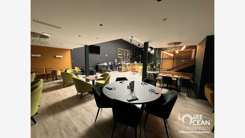 Local restauration 486m² parking à louer à Nantes