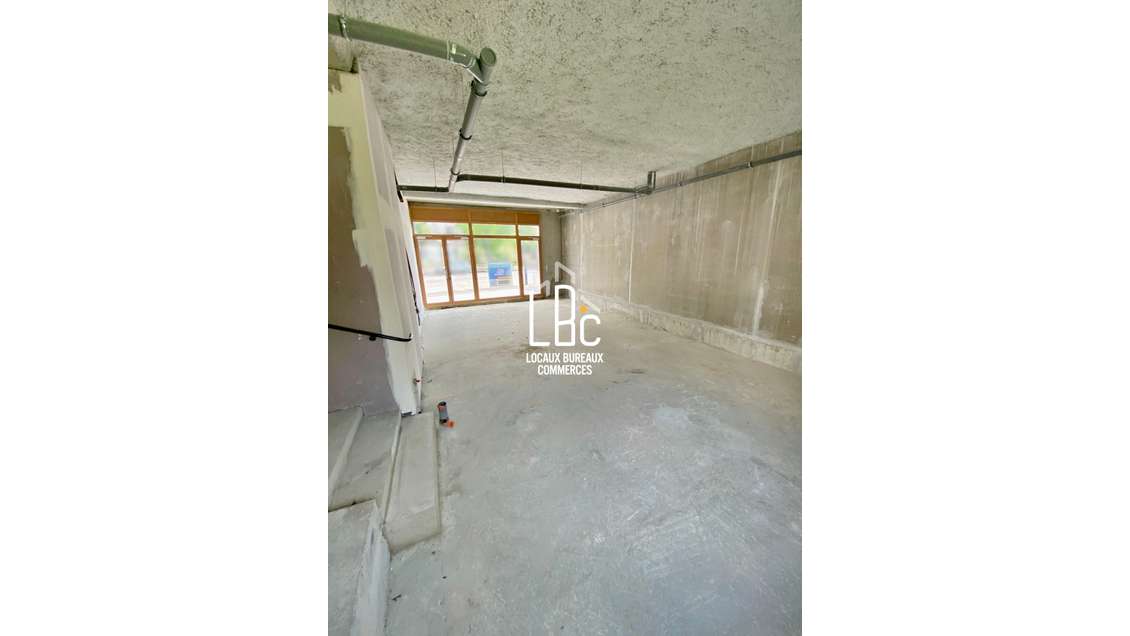 A louer local commercial de 79.90m² à Nantes Est