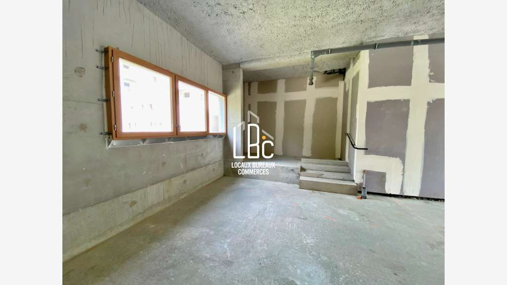 A louer local commercial de 79.90m² à Nantes Est