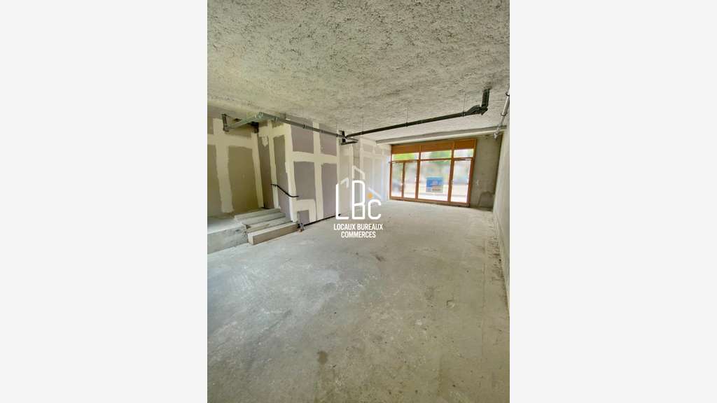 A louer local commercial de 79.90m² à Nantes Est