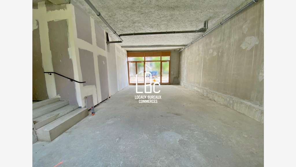 A louer local commercial de 79.90m² à Nantes Est