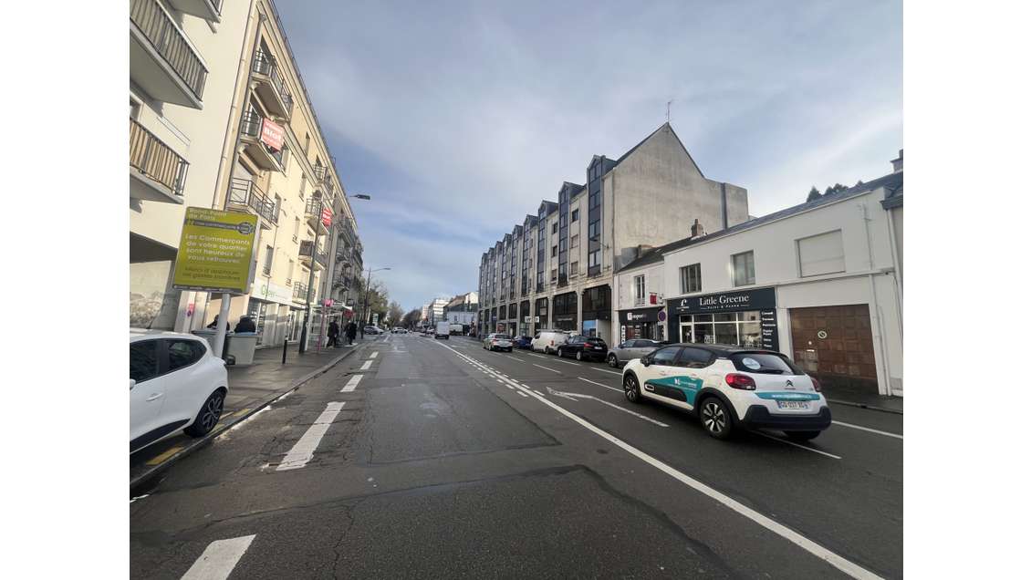 A louer local Rond point de Paris belle visibilité