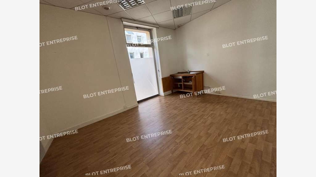 A louer locaux commerciaux 110m² à Nantes Procé