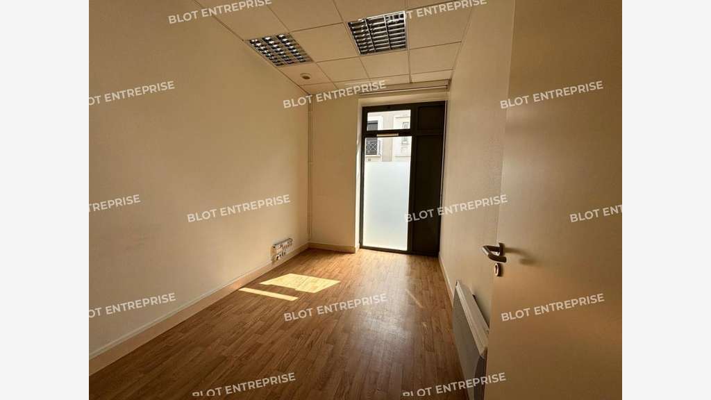 A louer locaux commerciaux 110m² à Nantes Procé