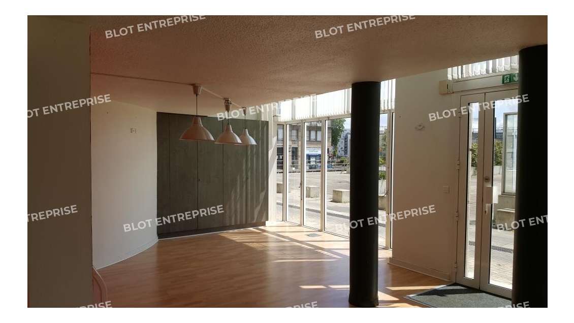 À LOUER - LOCAUX COMMERCIAUX - 160 M² - NANTES