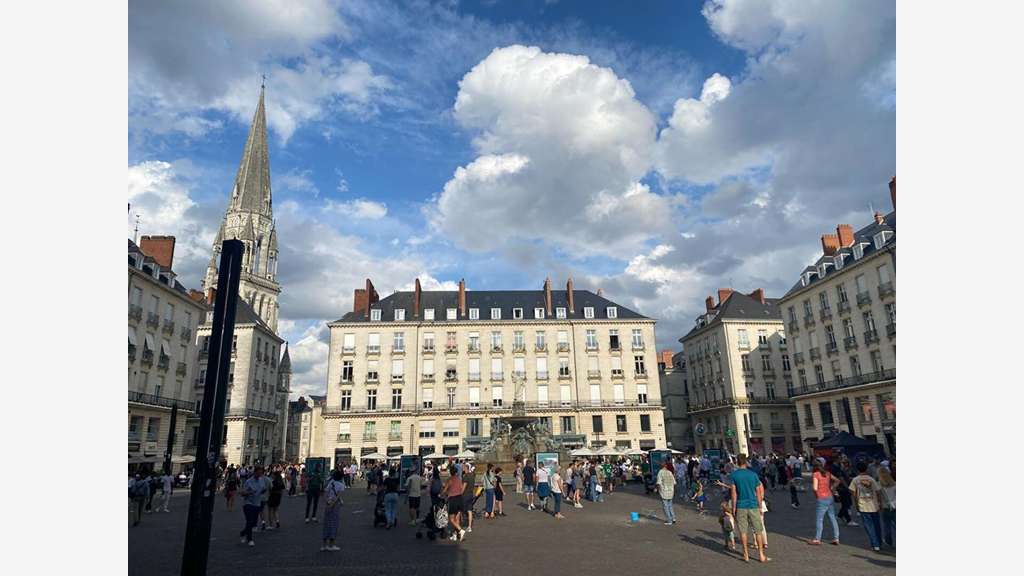 44000 NANTES - PLACE ROYALE LOCAL COMMERCIAL 350