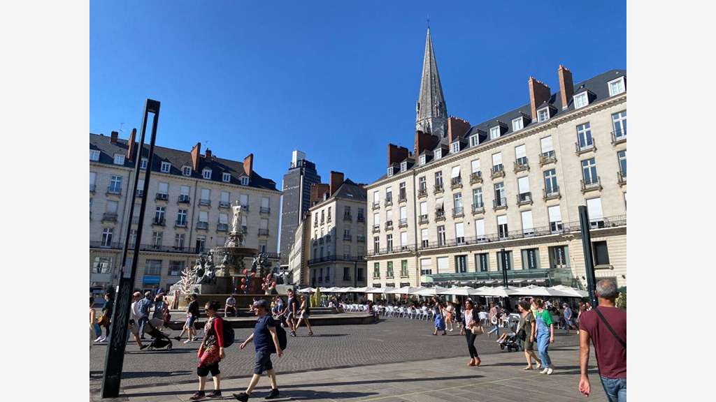 44000 NANTES - PLACE ROYALE LOCAL COMMERCIAL 350