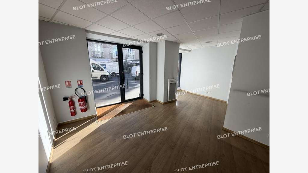 À LOUER - LOCAUX COMMERCIAUX - 110 M² - NANTES