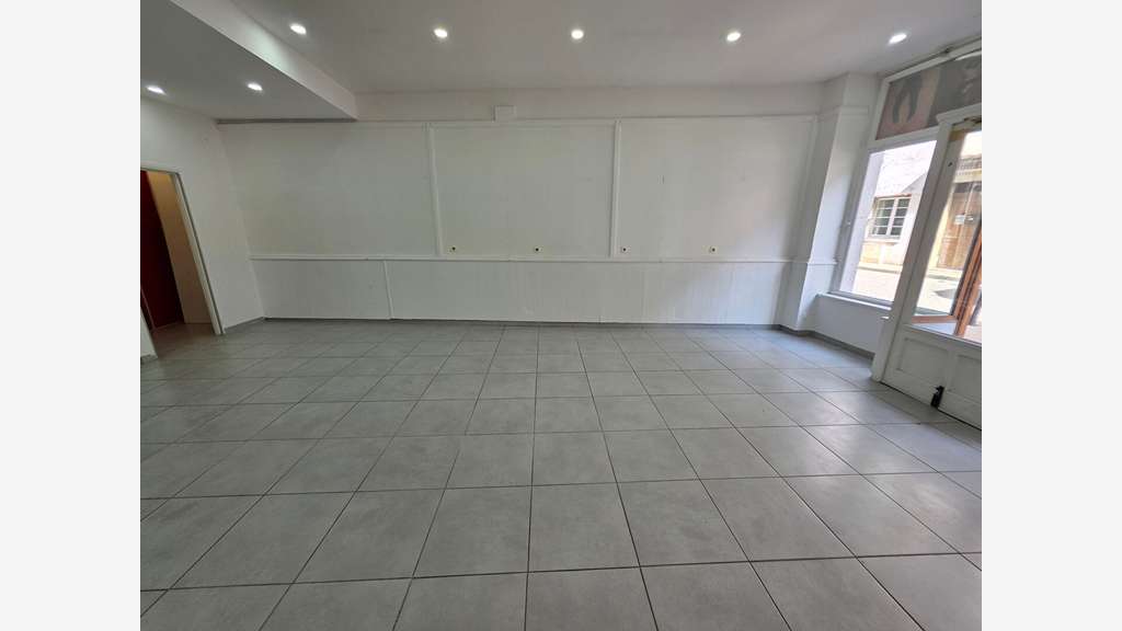 Local commercial de 65m² à louer à Nantua